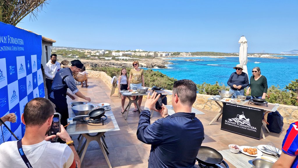 SunwayChessOpen's tweet image. Pasta masterclass 🍝 on its way at #SunwayFormentera. Players are enjoying the beautiful day ☀️ again in the island and the activities we have for them! 
#ChessInParadise