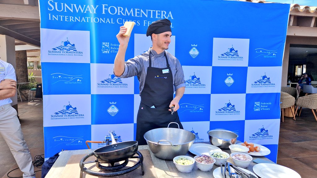 SunwayChessOpen's tweet image. Pasta masterclass 🍝 on its way at #SunwayFormentera. Players are enjoying the beautiful day ☀️ again in the island and the activities we have for them! 
#ChessInParadise