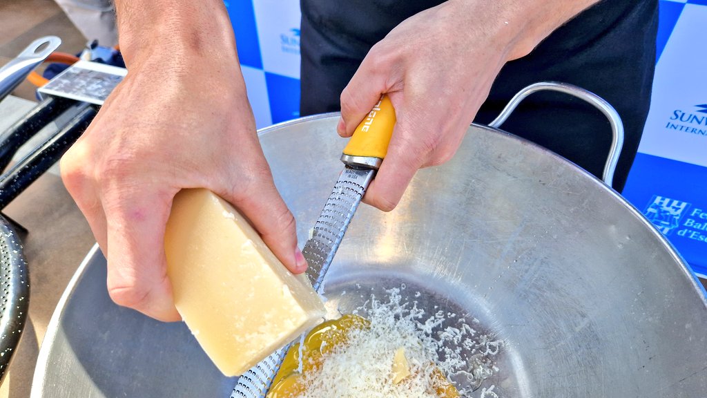 SunwayChessOpen's tweet image. Pasta masterclass 🍝 on its way at #SunwayFormentera. Players are enjoying the beautiful day ☀️ again in the island and the activities we have for them! 
#ChessInParadise