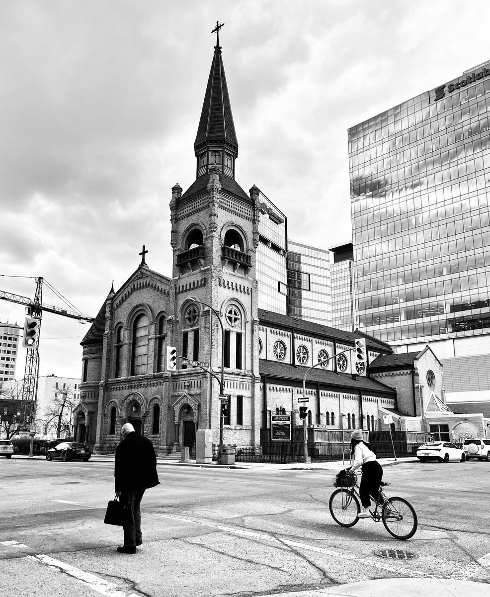 #downtownwinnipeg #streetphotography #winnipeg #blackandwhitephotography #womeninstreet