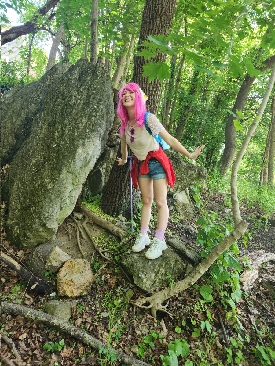 AvemLux's tweet photo. I've decided to die on the hill that SG lux uses a cane out of SG form.

My reasons: Shes mentioned to be using her staff pretty similarly to a cane after a hard battle (in most recent lore)
Also not just cause i use one

Anyway heres some unposted summer camp lux content https://t.co/tQxuv1uaNz
