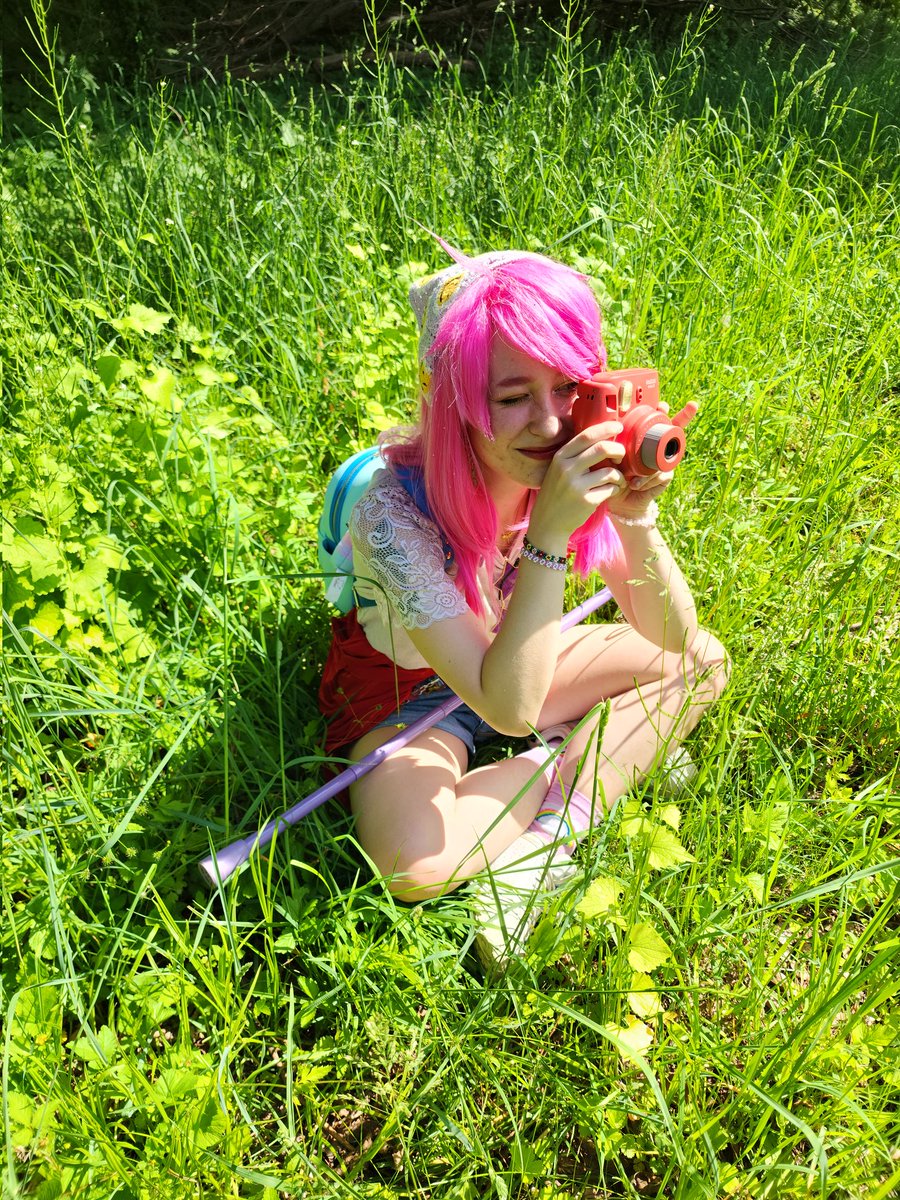 AvemLux's tweet photo. I've decided to die on the hill that SG lux uses a cane out of SG form.

My reasons: Shes mentioned to be using her staff pretty similarly to a cane after a hard battle (in most recent lore)
Also not just cause i use one

Anyway heres some unposted summer camp lux content https://t.co/tQxuv1uaNz