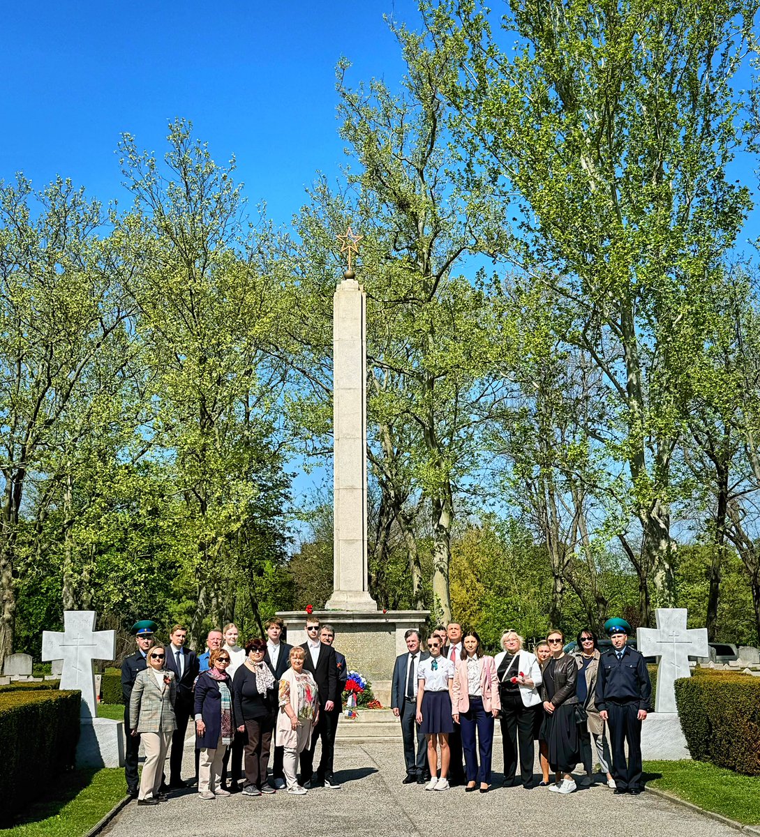 🥀 On the eve of the Day of the Liberation of Vienna, on April 12, 2024, representatives of Russian diplomatic missions in Austria took part in the ceremony of laying flowers and wreaths to the Soviet military memorial burial at the Vienna Central Cemetery