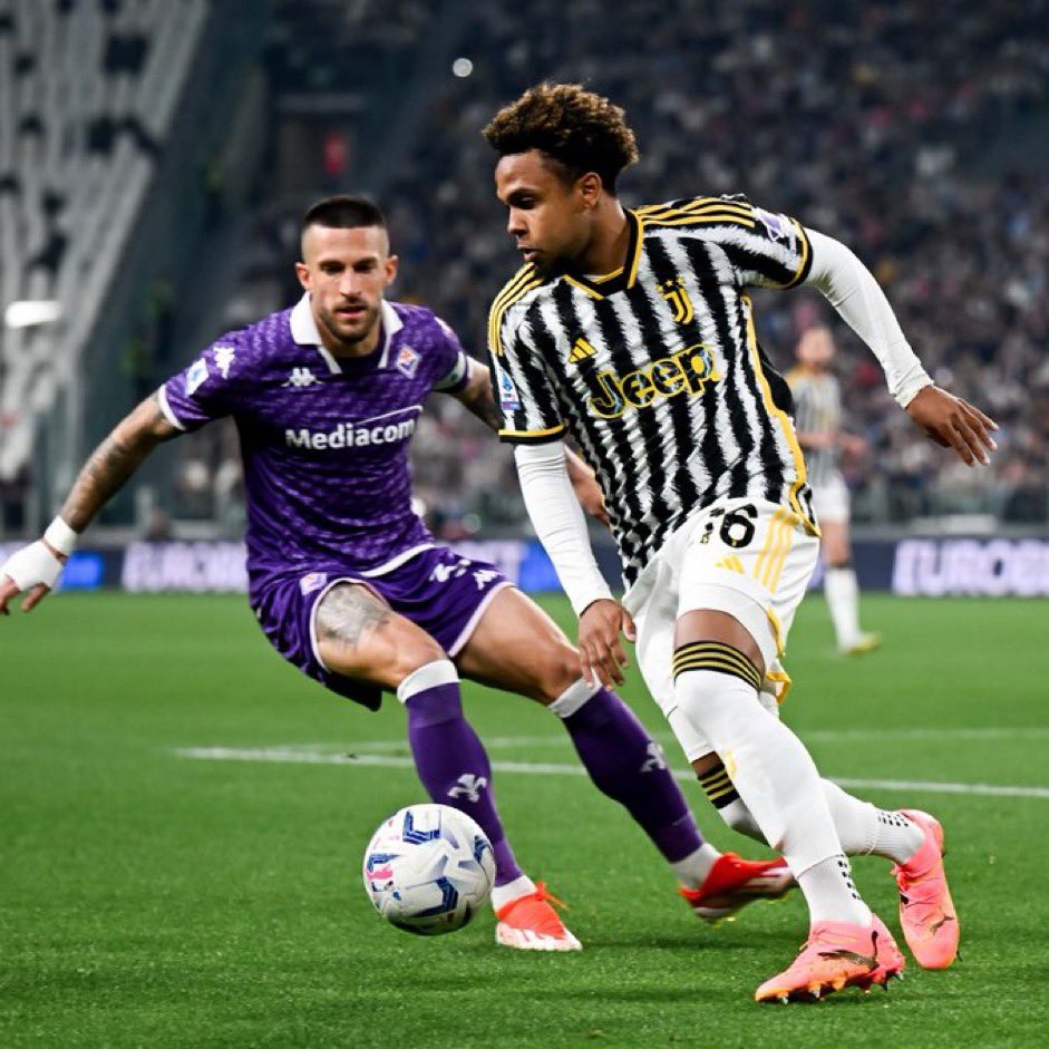 #Juventus is in negotiations with Weston #McKennie's entourage for a contract extension [currently expiring in 2025] but to date the parties are still distant. In case of no agreement, the American midfielder would go on the market. (@MatteMoretto )