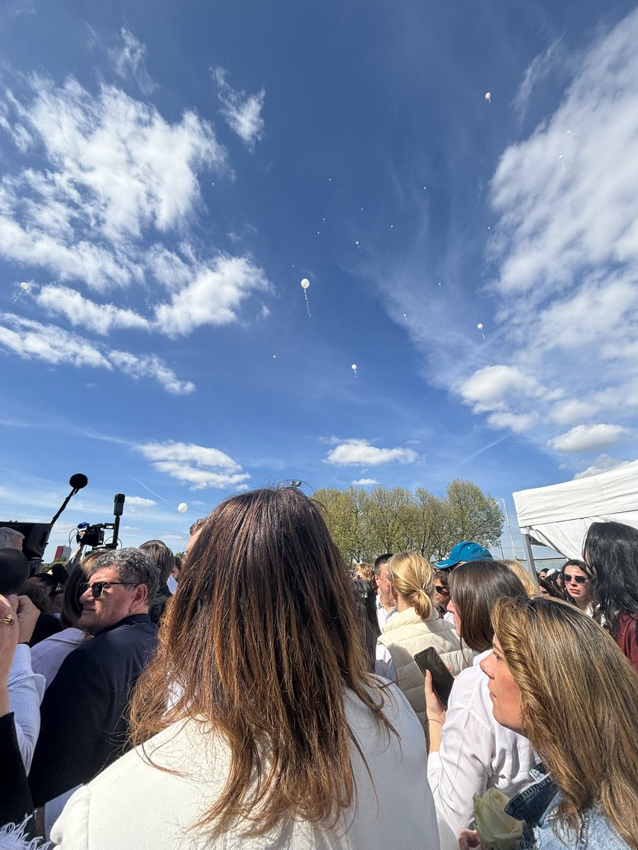 ⚪️ Présente et émue à la marche blanche à Viry-Chatillon en hommage au jeune #Shemseddine. Beaucoup de monde pour lui rendre un dernier hommage et pour soutenir sa famille. Plus jamais ça !