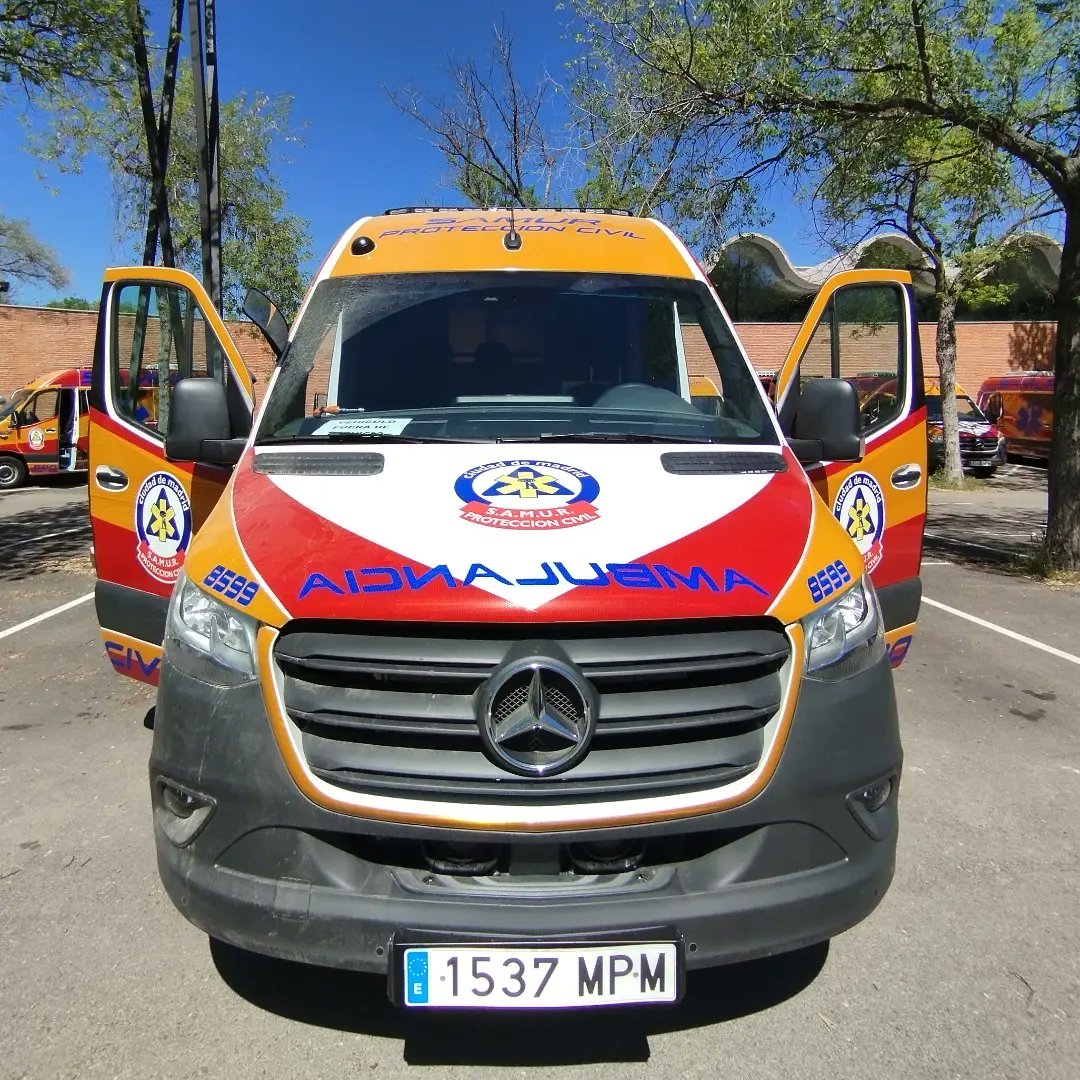 Nuevas 🚑 SVB y SVA de @SAMUR_PC @madridprotcivil con renovada imagen.