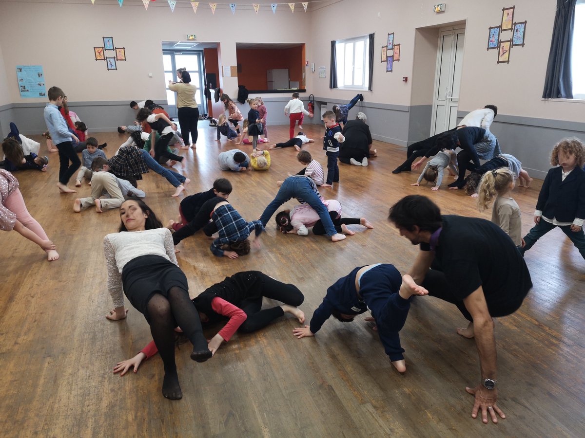 occe17000's tweet photo. Rencontre dansée à Puyravault (17) réunissant trois classes. De la MS au CM1, des élèves de Puyravault et Ardillières ont sauté, virevolté, tangoté, exploré, tourbilloné...Quelle belle magie, et quel travail ! 

@OCCE_FD @DSDEN17 @acpoitiers @fannyblondeel https://t.co/Glzqbm8zvh