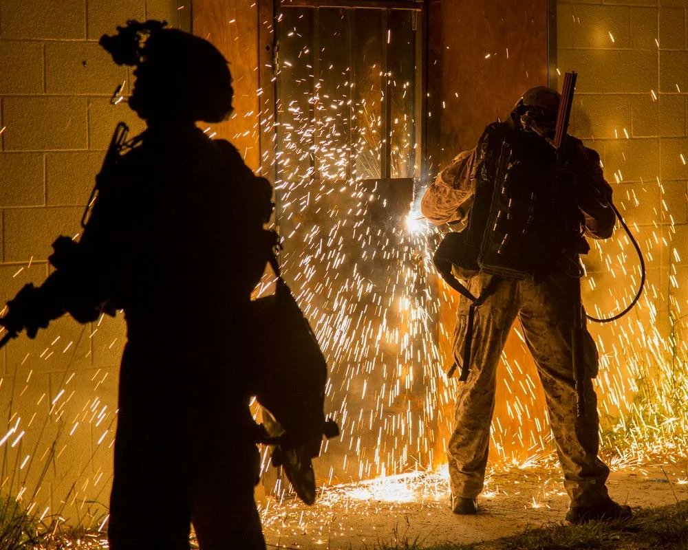 MARSOC turn up the heat during training, tearing through a metal door with a saw like it’s just another day at the office. Oohrah!

#MARSOC #Marines #usmilitary #sof #military
#specialforces #specialoperations #militarylife
#militarytraining