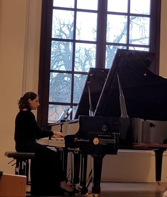 Lunedì 15 aprile, alle ore 18.30, torna l’appuntamento con i Concerti del lunedì’ nella Sala Rosa dell’Unisi. Protagonisti del pomeriggio musicale saranno gli allievi del Franci Leonardo Balzoni e Aurora Periccioli (chitarra) e Marta Ricciardi (pianoforte).