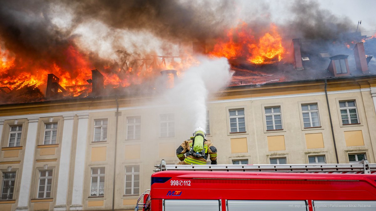 💢Pożar budynku akademii w Gorzowie został opanowany. Trwa dogaszanie budynku. Strażacy prowadzą swoje działania wewnątrz budynku oraz z zewnątrz przy użyciu podnośników i drabin. 🧑‍🚒Podczas działań został ranny został jeden ze strażaków. 🚒Na miejscu 23 pojazdy SP.