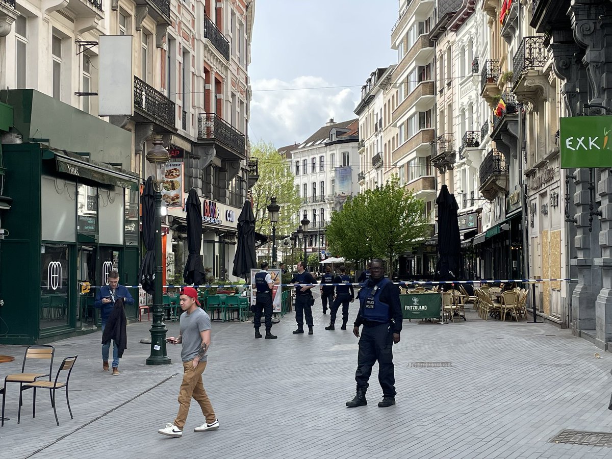 Alles rond St.-Gorikshallen wordt hier geëvacueerd 
#Brussel #Bruxelles
<a href="/radio1be/">Radio 1</a> <a href="/vrtnws/">VRT NWS</a>