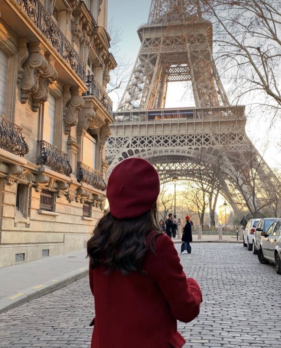 She loved springtime in Paris. It was a vibrant & romantic city; she always enjoyed her time here. Lunch had been relaxed with her friends & as she headed back to the hotel her mind wandered to the flirting, the touching & arousal over the meal. Let the fun begin 🖤 1/ #LustYfied