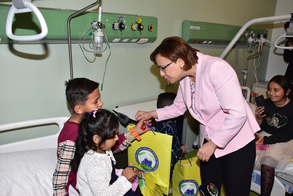 La ministre de la Solidarité nationale de la Famille et de la Condition de la femme, et la présidente du Croissant-Rouge #algérien ont rendu visite à l'Hôpital Mère-Enfant à #Alger afin d'échanger les vœux de l'#Aïd avec les enfants #palestiniens blessés et leurs accompagnateurs