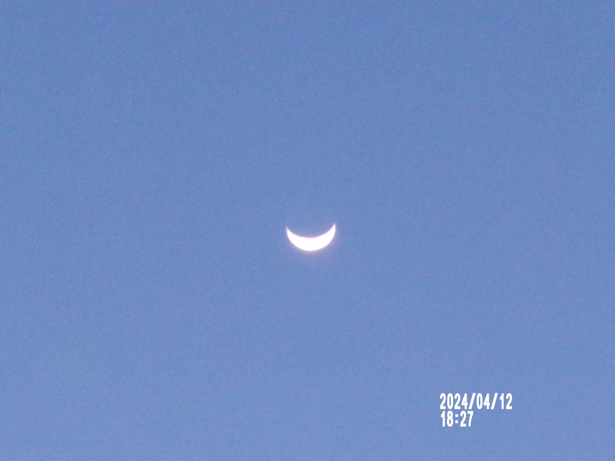 ・・・18時12分頃、宮城県登米市のこの辺りで見えた「
月齢 3.4」の細いお月さま～✨。