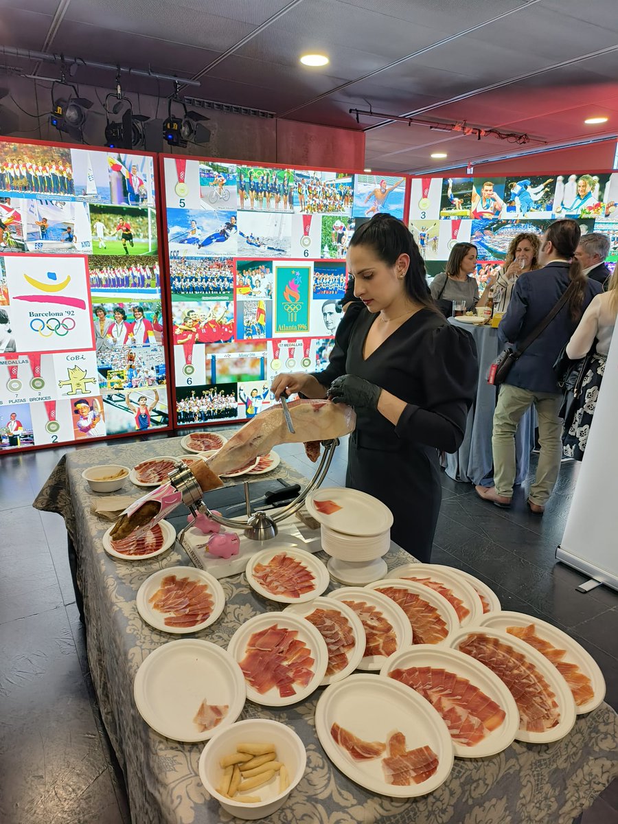 🎉 Estuvimos en los Premios Somos Fanes organizado por <a href="/LMNMovemos/">Las mujeres nos movemos</a>, con una brillante demostración de corte de jamón por nuestra maestra cortadora. 👩‍🍳

Desde el #sectorporcino apoyamos la igualdad de género y el talento femenino. 🩷