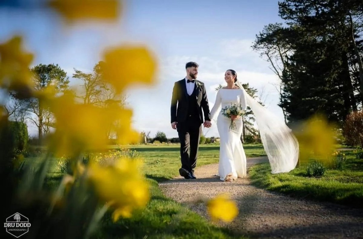 Natalie, Rhys & Zara 🐴😍
How stunning are these pics from the wonderful  A lifetime of happiness to you both 🤍
#yourdayourway #northumberland #destinationwedding #northumberlandcoast #marriageceremony#northumberlandweddingvene #northumberlandwedding #newtonhall #weddinghorse