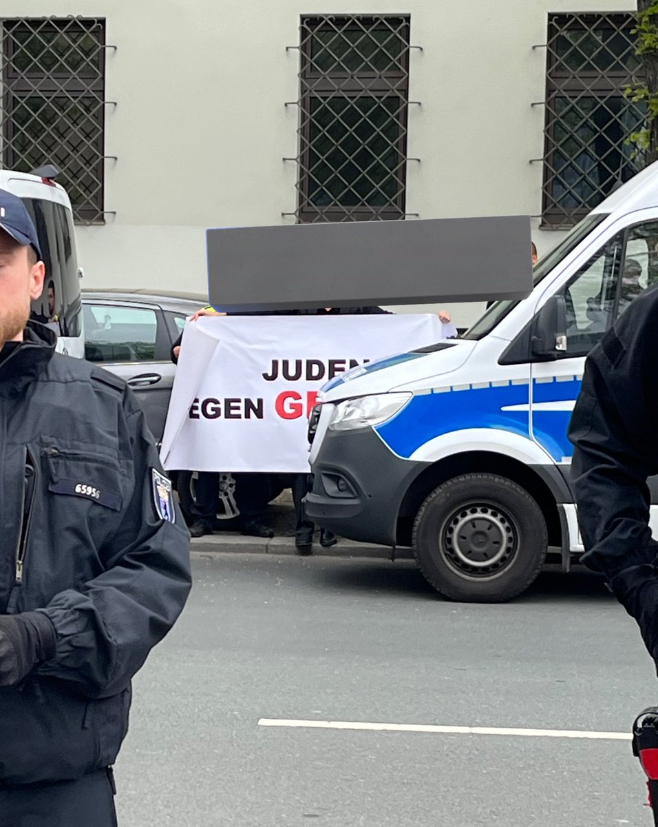 ++EIL++ 

Grade wurde ein Genosse von der jüdischen Stimme beim warten auf den Einlass vor dem Kongressort festgenommen, wegen einem Banner „Juden gegen Genozid“. 

Deutschland.