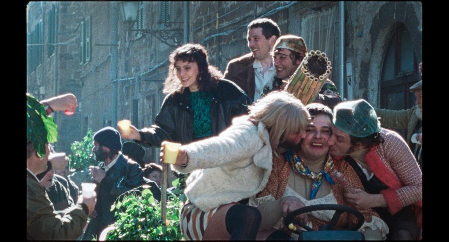 „Rohrwachers Figuren jagen alle einem Wunschtraum nach, einer Chimäre. Dem schnellen Geld, der verlorenen Liebe, der Wiedervereinigung mit Verstorbenen oder einem sozialen Miteinander, das sich außerhalb des Kapitals bewegt.“  #LaChimera buff.ly/3PYToSs