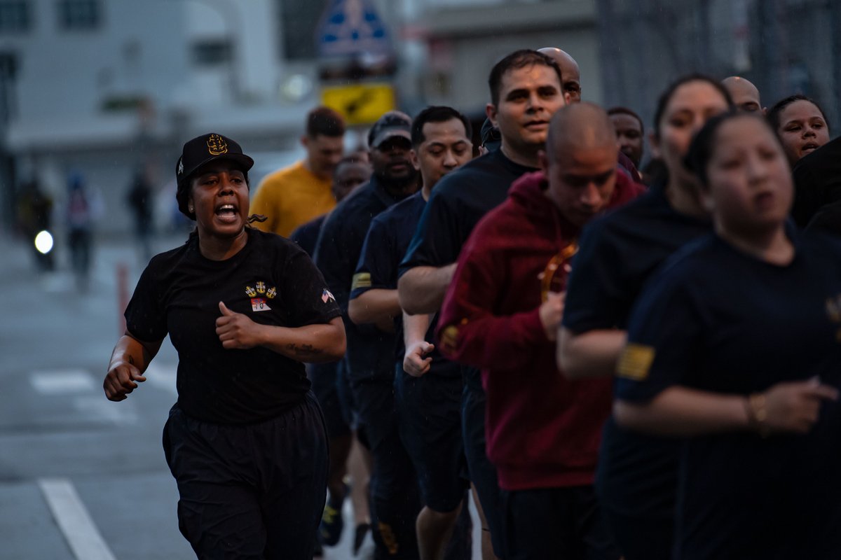 Chief petty officers assigned to the Navy’s only forward-deployed aircraft carrier, USS Ronald Reagan (CVN 76), run in formation to commemorate the rank of chief petty officer’s 131st birthday.

#USNavy | #AskTheChief https://t.co/h5sCn1y3SL