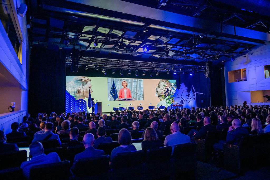 📸Lunch break! Take a moment to browse the gallery from day one of the #CohesionForum. Check them out here: flickr.com/photos/euregio…