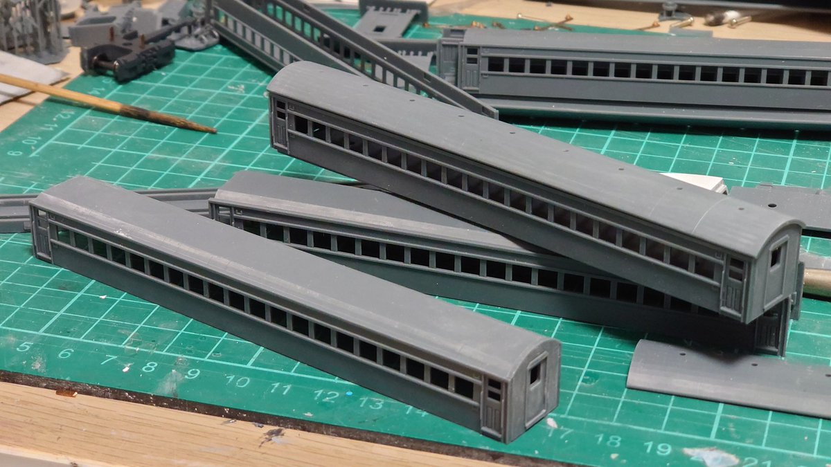 銀河鉄道物語　999

銀河鉄道物語仕様の999客車
スハ44に似てるけどドアが両方ついてるのが999の客車みたいです
台車はシリウスの客車と同じのを使って
10両編成で作ってます！
特急列車を増やして行こうかな〜