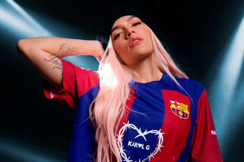 En el arranque de la jornada deportiva, @FCBarcelona ⚽️ anuncia que lucirá el logo de la cantante @karolg 🎶; en tanto que Rashee Rice, receptor de los @Chiefs 🏈, se entregó a la policía 🚓. ¡Entérate! ➡️n9.cl/bfrq4 Síguenos por @unanimodeportes #Somosunanimo