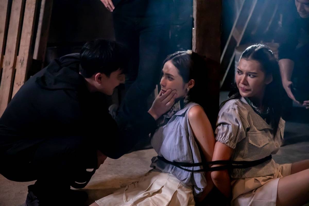 Ch3Thailand_33's tweet image. ทองกวาว บุปผา สายใจ ถูกเจิดจับไปเป็นตัวประกัน คล้าวบุกช่วยพร้อมยอมสละชีวิตเอาตัวบังรับกระสุนแทนทองกวาว คืนนี้ มนต์รักลูกทุ่ง ๒๕๖๗ ตอนจบ
.
#มนต์รักลูกทุ่ง๒๕๖๗ #FallingInLove
คืนนี้ตอนจบ เวลา 22.45 น.
ดูทีวีกด33 ดูมือถือกด3Plus
ออนไลน์คลิก bit.ly/3XMAqQv