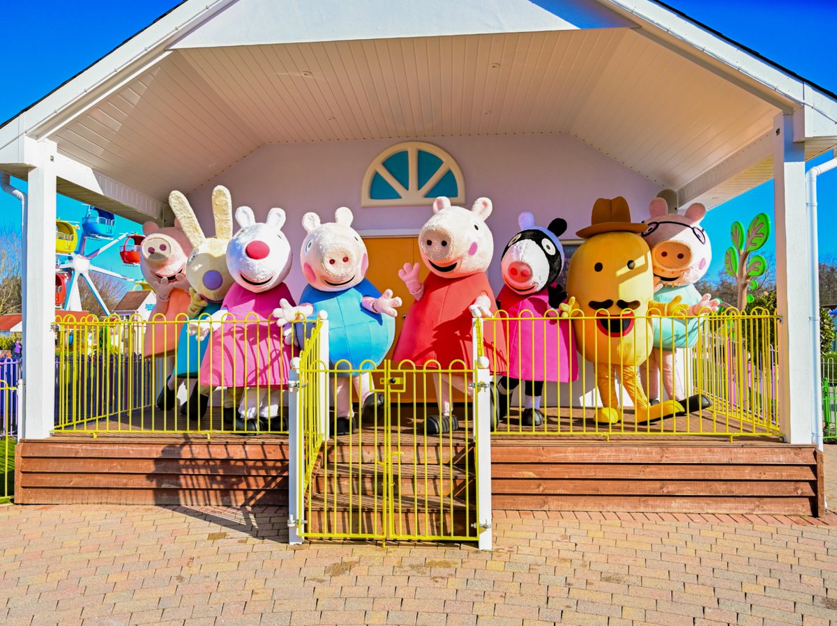 Spring has finally arrived! 🌞 This weekend looks set to be perfect conditions for the BEST. DAY. EVER at Paultons! Catch the final few days of our Hoppy Easter event and mega meet and greets in Peppa Pig World! 😁 🎫 paultonspark.co.uk/tickets/ 🎫