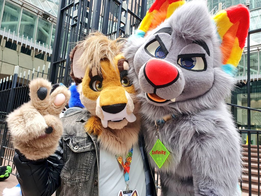 Happy #FursuitFriday everyone! Can't wait to move to the big city so I can hang out even more! Meeting @InfinityFloof IRL for the first time 🧡