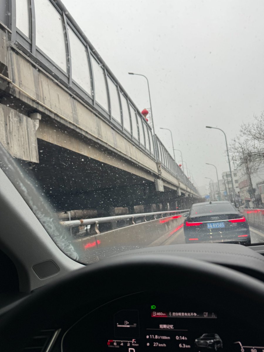 It is snowing in Urumqi now.