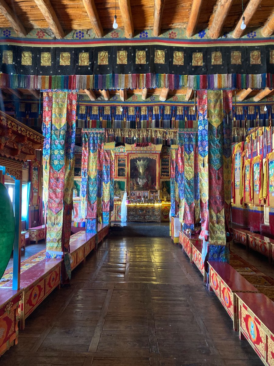 Sintiéndome afortunada de poder poner un pie aquí. Hoy he podido tomar un té con el monje principal de este monasterio. La casa la está construyendo mi compañero Boga. La energía junto a un templo de budismo tibetano no se puede describir.