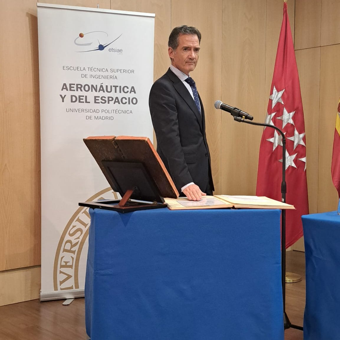 El catedrático Gustavo Alonso, director electo de <a href="/aeroespacialUPM/">ETSIAE - UPM</a>, toma hoy posesión de su cargo, junto al resto de su equipo directivo. Preside el acto el rector de <a href="/La_UPM/">Universidad Politécnica de Madrid</a>, Guillermo Cisneros. 
#somosUPM #nosoloingenieria #ETSIAE
