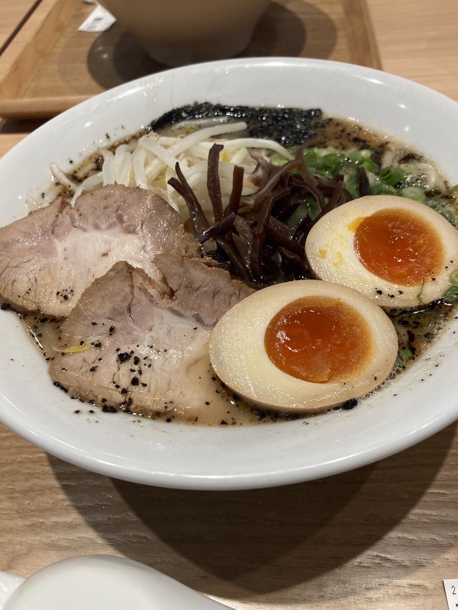 nanno_masa's tweet photo. 34年前、東京で初めて食べに行ったラーメン専門店が、熊本ラーメンのお店でした🍜なんだか懐かしいなあ^ ^ #ラーメン #熊本ラーメン #黒亭 #RW_Kitchen #サクラタウン https://t.co/4jRvHEOOZr