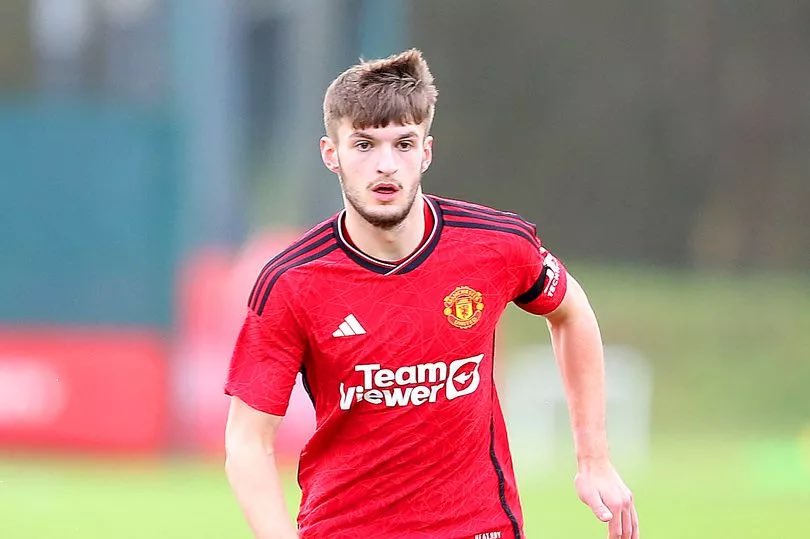 🚨 18-year-old centre-back Jack Kingdon has been promoted to Manchester United first-team training ahead of tomorrow’s game against Bournemouth. #MUFC [@StevenRailston]