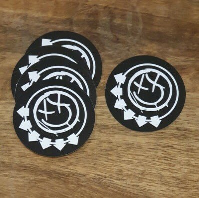 jeon_vantella's tweet photo. — Como dato curioso #Taehyung tiene el símbolo Heartagram diseñado por la banda de rock gótico finlandesa llamada 'HIM' y pegatinas de Blink-182, una banda de rock estadounidense, en la funda de su teléfono. https://t.co/tNeAsx7iR1