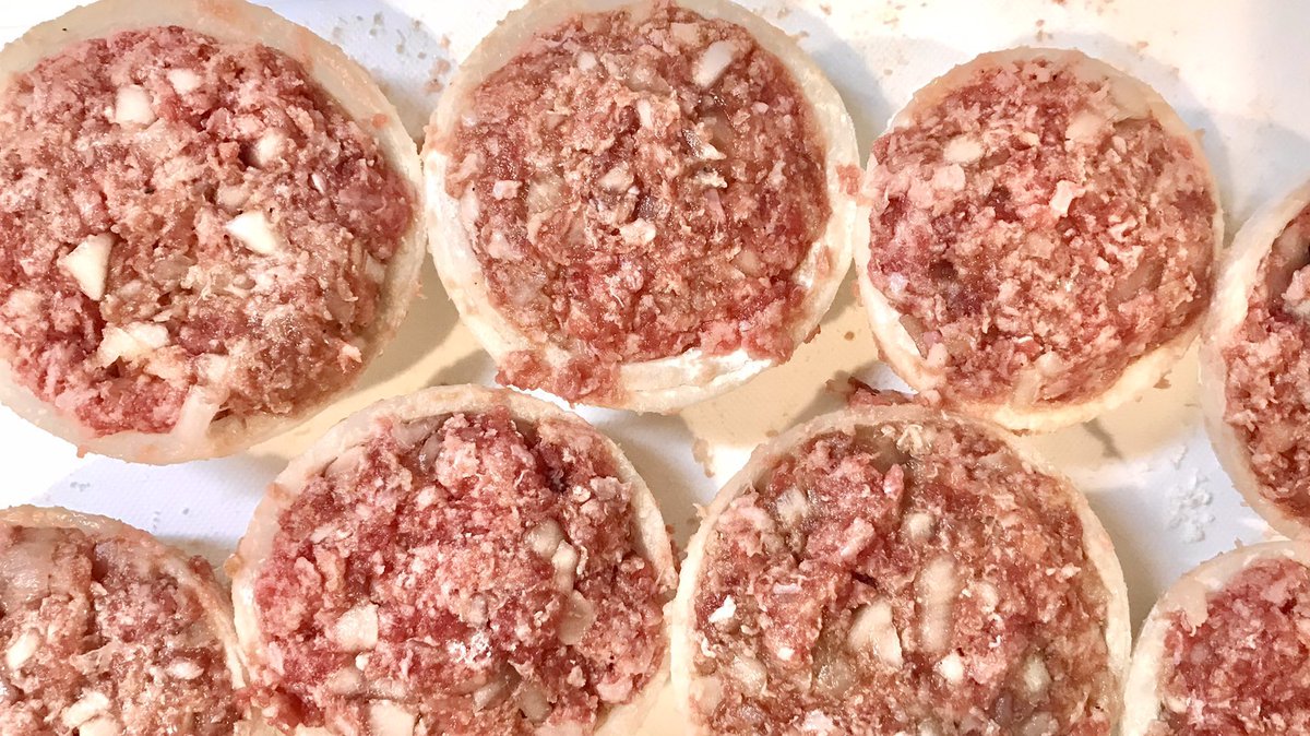 mainooyatsu's tweet photo. 何年も作っている自信作！玉ねぎの輪にひき肉を詰めて揚げ焼きに。新玉ねぎだとより甘くてジューシーに🧅 https://t.co/qW9t5oDv2I