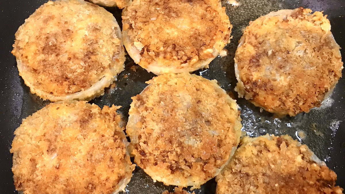 mainooyatsu's tweet photo. 何年も作っている自信作！玉ねぎの輪にひき肉を詰めて揚げ焼きに。新玉ねぎだとより甘くてジューシーに🧅 https://t.co/qW9t5oDv2I