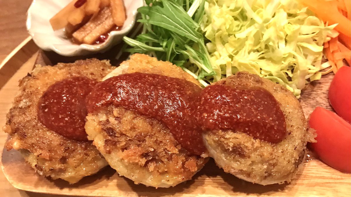 mainooyatsu's tweet photo. 何年も作っている自信作！玉ねぎの輪にひき肉を詰めて揚げ焼きに。新玉ねぎだとより甘くてジューシーに🧅 https://t.co/qW9t5oDv2I