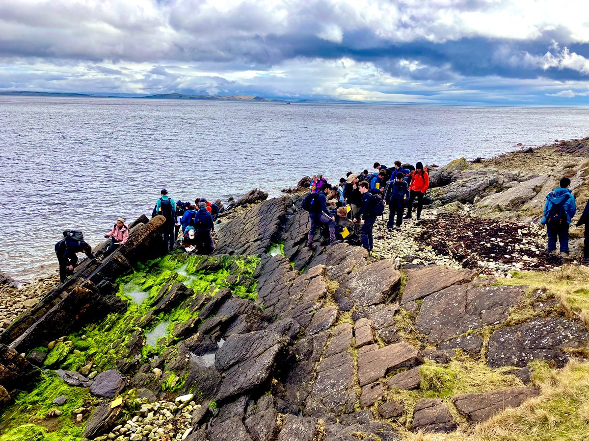 Day 3 of the @OxEarthSciences fieldtrip to #Arran. We are looking at sedimentary units on the way to Hutton’s Uncomformity. I’m very excited to see this for the first time! #geology #fieldwork #Scotland