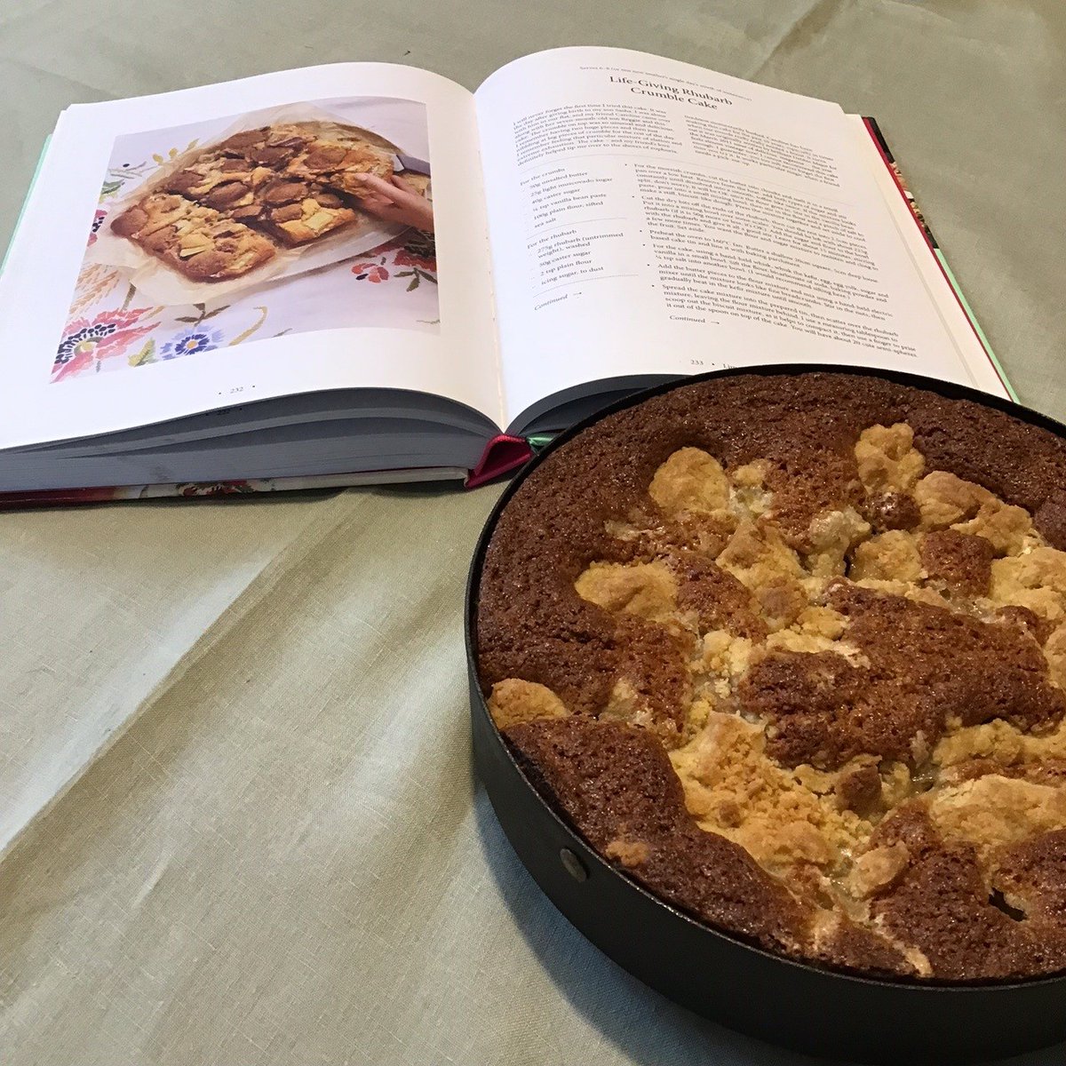 If you are still looking for ways to cook the Spring rhubarb crop, try this delicious crumble cake in Home Cook by @Olia_Hercules netherton-foundry.co.uk/baking-tins/lo…