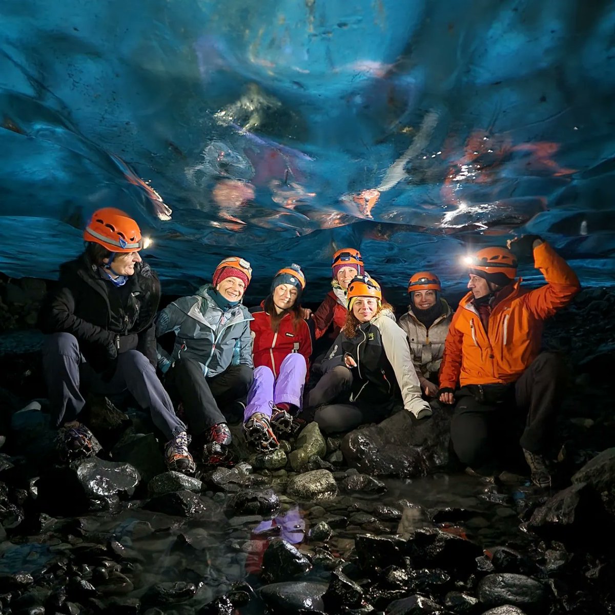 wolfPris's tweet photo. In una grotta di ghiaccio, con qualche metro di ghiaccio sopra la testa.

L'AMORE.

Tu lo faresti?
#islanda https://t.co/6NOmREKXmy
