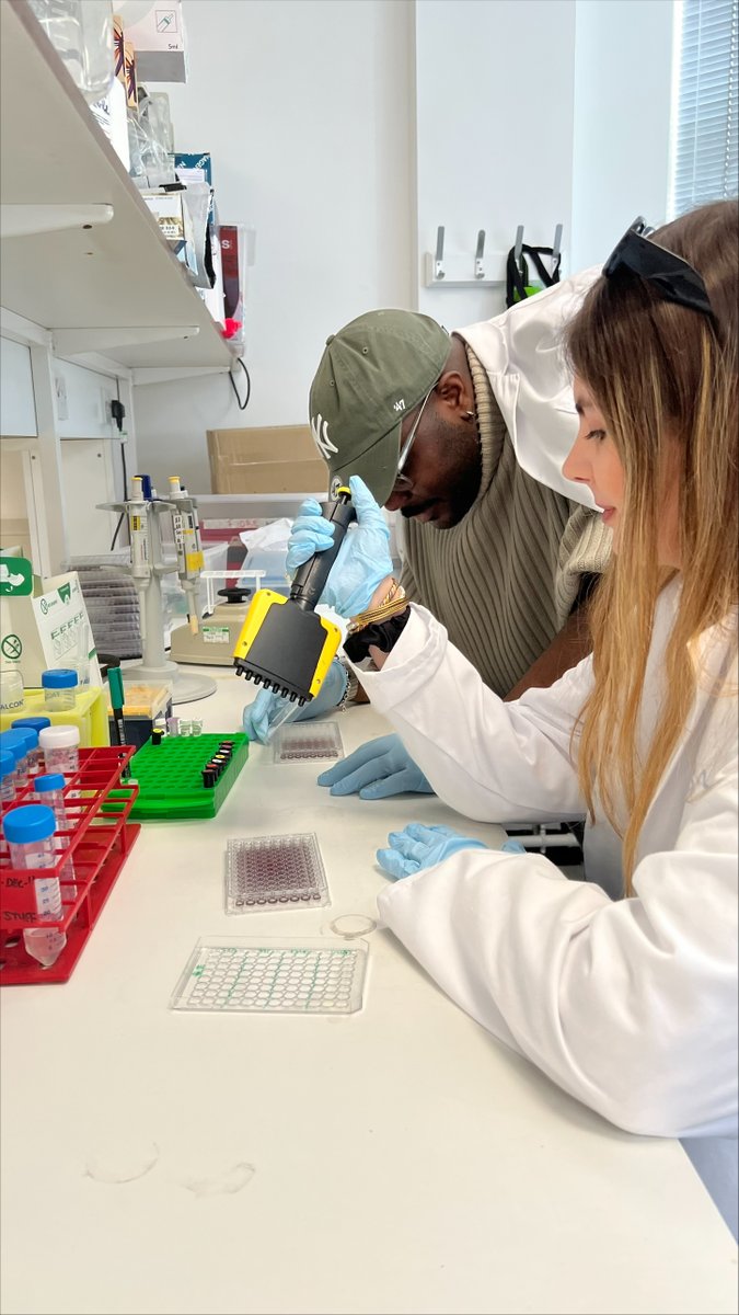 PIPgen_ITN's tweet image. Exciting day at the lab! 🎨 Artist from #PIPgeneratingART program dives into the world of science, experiencing firsthand the daily grind of a PIPgen ESR in the lab. Creativity meets research! 
#ArtScience #ITNH2020 #researchimpact #researchdissemination  #MSCA