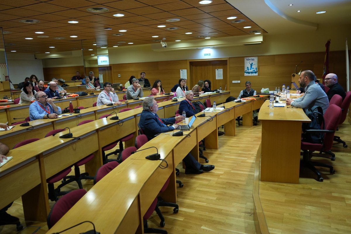 Mesa redonda con las intervenciones del sacerdote de la diócesis de Barcelona, Juan Ramón La Parra, y del profesor de filosofía y educador en <a href="/MarianistasES/">Compañía de María - Marianistas</a>, José Fernando Juan, para hablar sobre las cuestiones éticas ante el desarrollo de la Inteligencia Artificial.