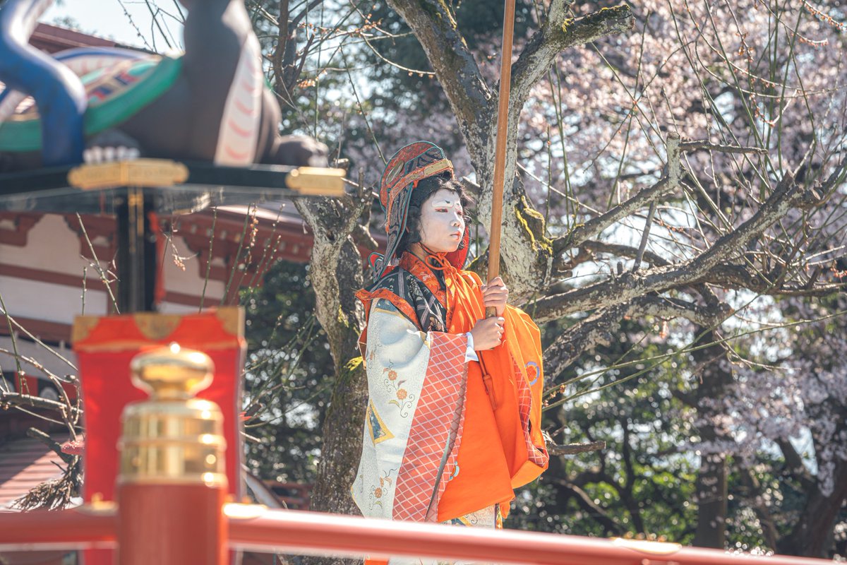 稚児が舞う天津神社の舞楽。