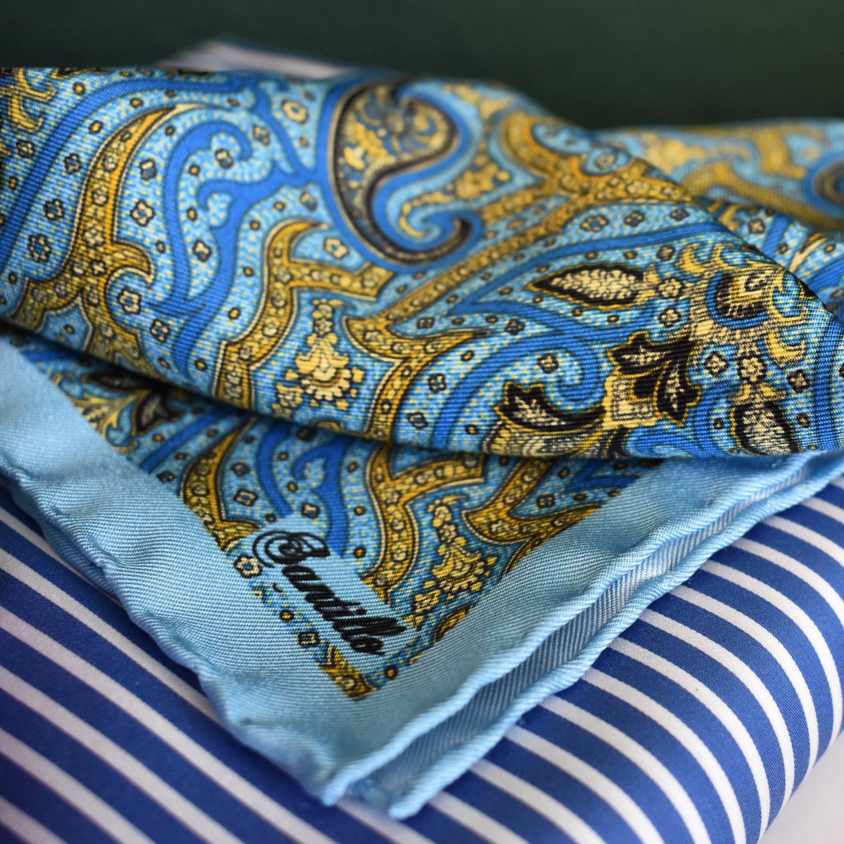 Close up on our #bestseller “Portofino” paisley silk #pocketsquare 🧵🪡