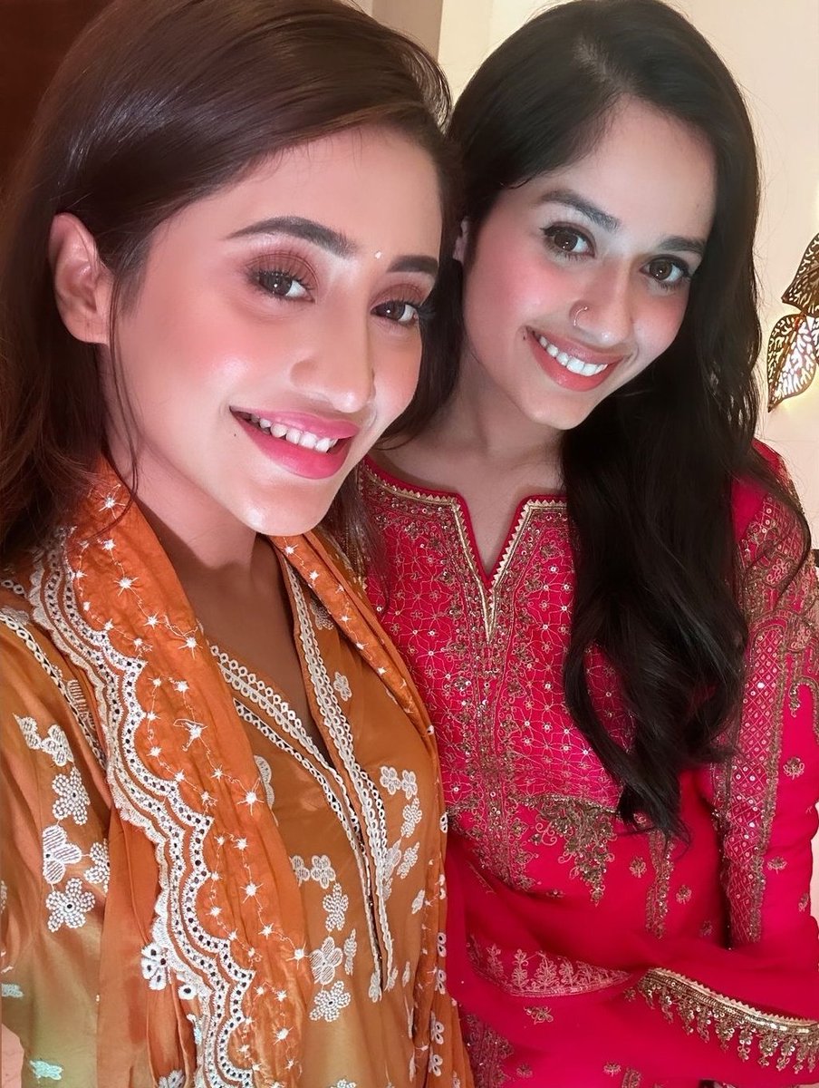 Shivi with her bestie 💫❤

#ShivangiJoshi