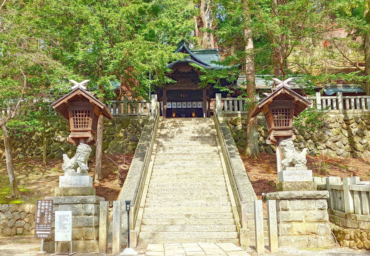 長野県諏訪市・手長神社です。上諏訪駅から茶臼山を登った高台に鎮座、建御名方神の従神、手摩乳神を祀ります。社務所から続く長い廻廊が印象的です。神楽殿には寒川神社から譲られたという「ねぶた」が飾られていました。 #手長神社 #御朱印