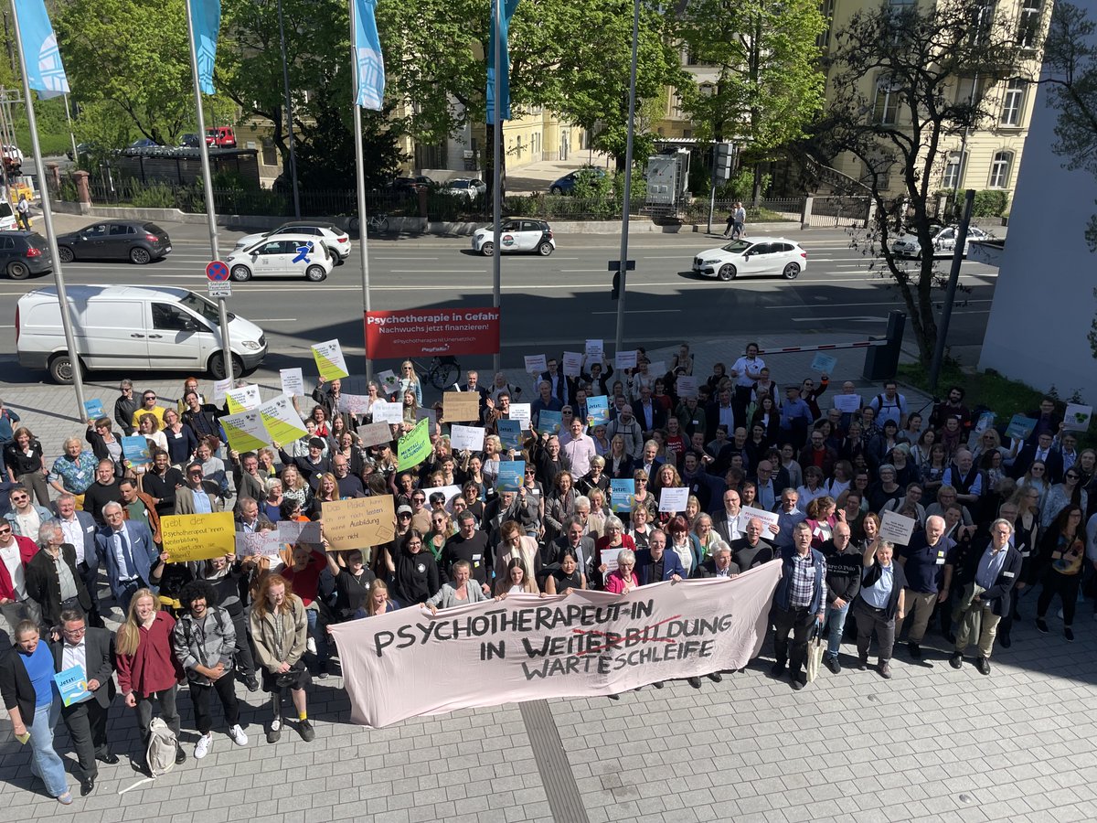 Danke an alle, die heute bei der Kundgebung dabei waren. Wir haben gemeinsam ein Zeichen gesetzt. Wir fordern @Karl_Lauterbach und @BMG_Bund auf nun endlich die Finanzierung der #Psychotherapie-Weiterbildung zu regeln!