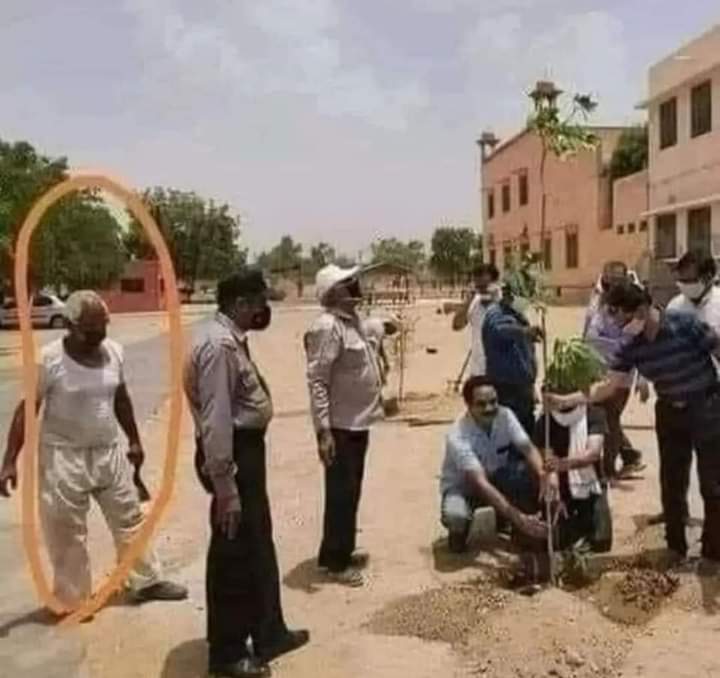 بعد أن حفر وغرس وبعد أن تعب وعرق ، أرجعوه للخلف وتقدموا هم للأمام ليأخذوا صوراً مع إنجاز لم ينجزوا منه شيء . .