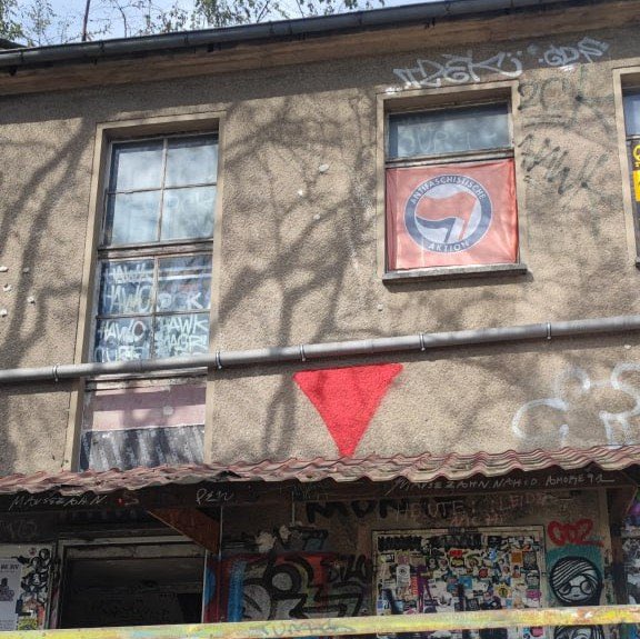 Der linke Berliner Techno-Club „About Blank“ wurde von linken pro-pali Antisemiten mit dem roten Dreieck der Hamas (🔻) als Ziel markiert, weil dort antisemitismuskritische Veranstaltungen stattfinden /1